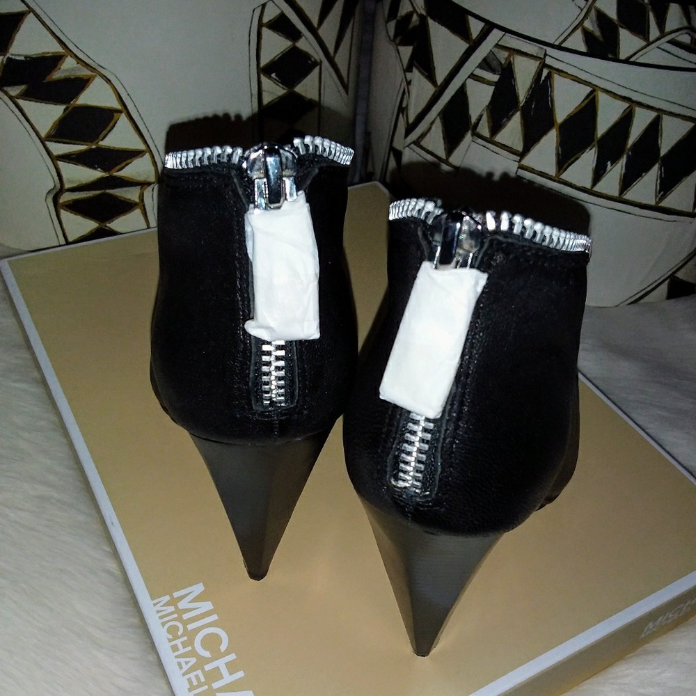 Michael Kors 'Parker' Platform Heels - Picture 5 of 7